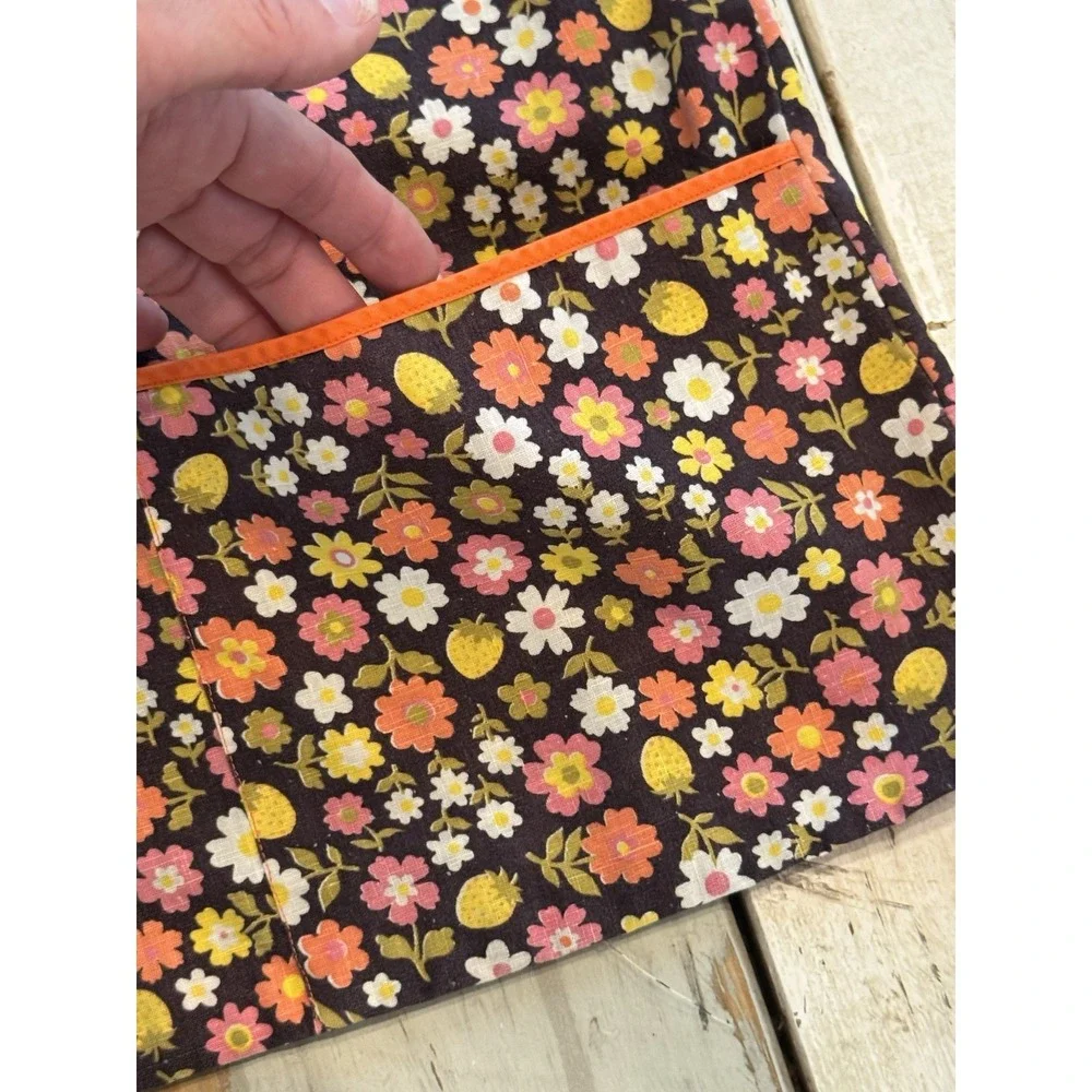 VINTAGE MCM GROOVY SMOCK STYLE ARM FLORAL PRINT REAR TIE APRON WITH POCKETS
